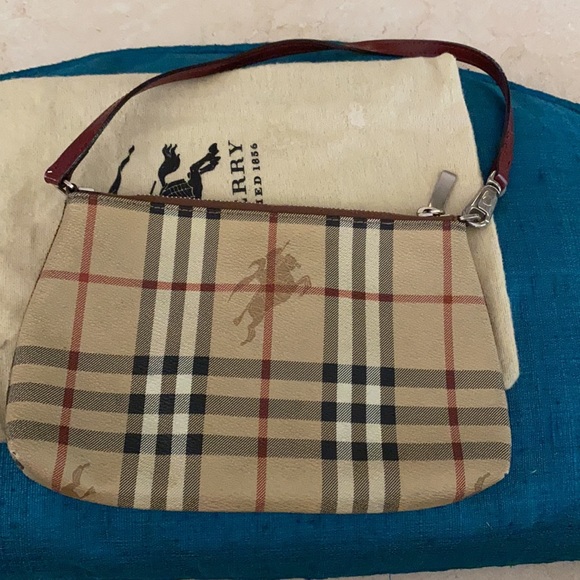 Burberry small shoulder bag in leather - Picture 2 of 6